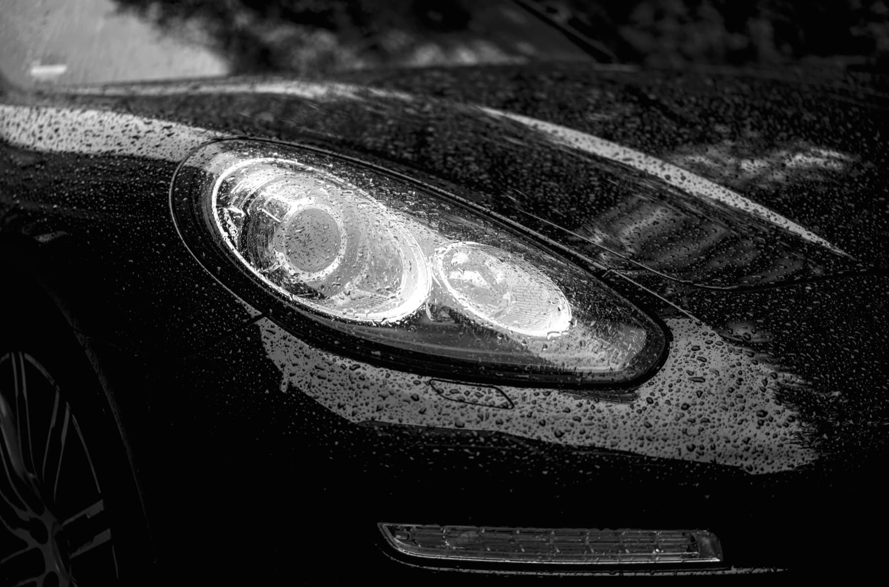 Auto detailid ja puhas läikiv pind
